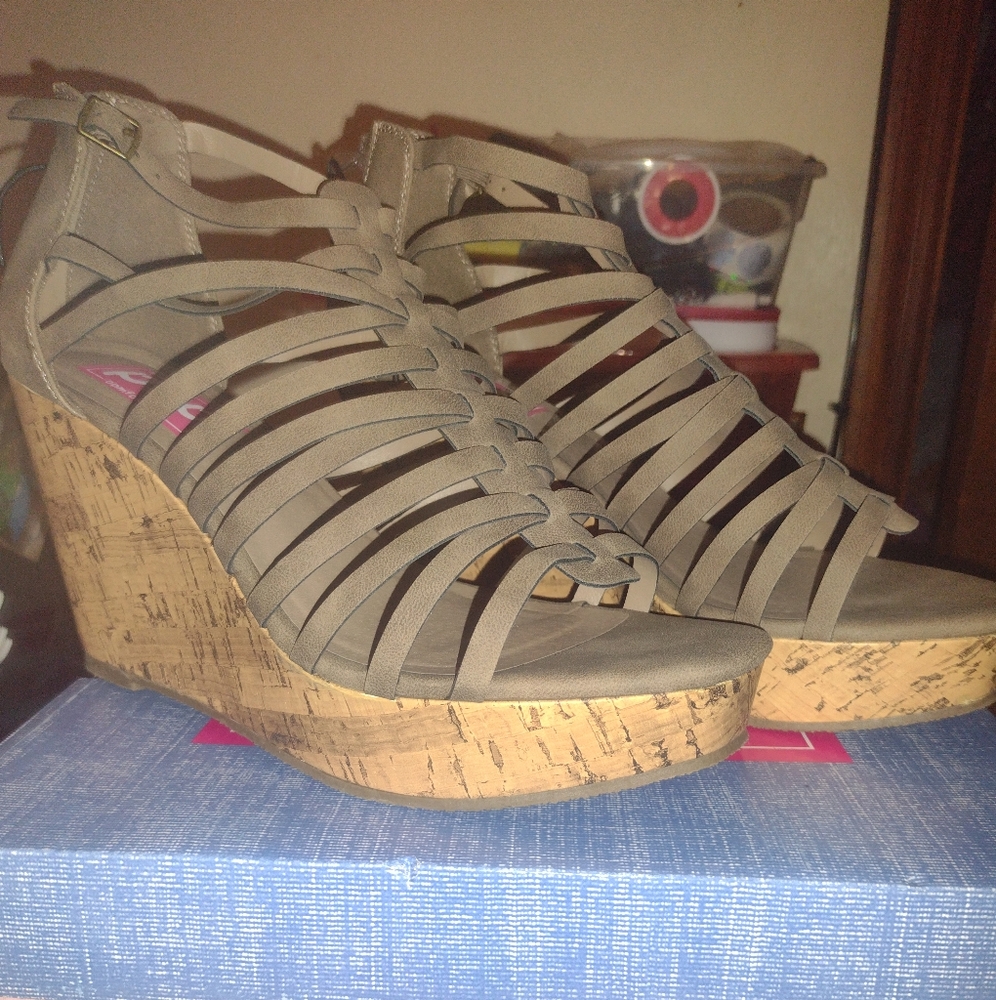 NWT dark green sandals